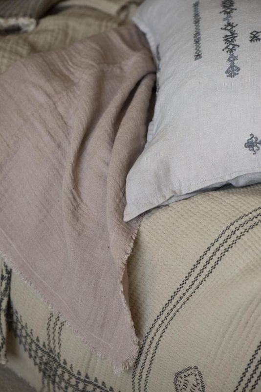 Brunt pledd med sort trykk | IB Laursen